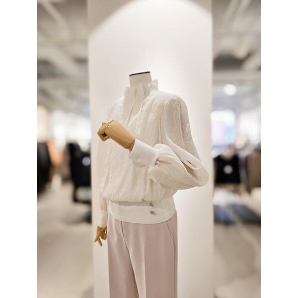 [파주점] [더아이잗컬렉션]턱 디테일 링클 하이넥 블라우스 CS2B0BL231