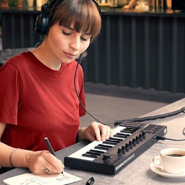 ODE NATIVE INSTRUMENTS Komplete Kontrol M32 마스터키보드