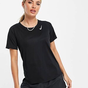  나이키 러닝 드라이핏 레이스 반팔 티셔츠 기능성 에센셜 스우시 로고 여성