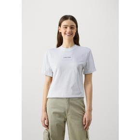 캘빈 클라인 멀티 로고 레귤러 티셔츠 6CA21D09B-A11 BRIGHT WHITE