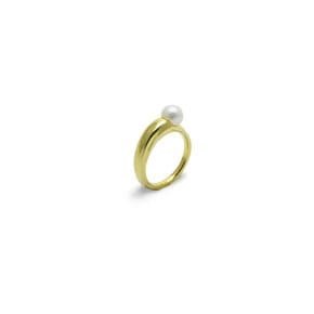 Gold single pearl ring