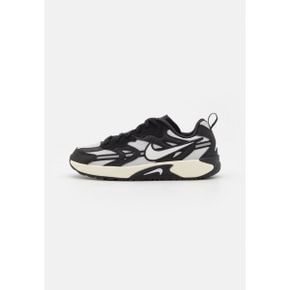 5107385 Nike JAM - Trainers black/white/photon dust/coconut milk/silver