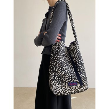 쥬에 Silky leopard padding shoulder bag. black