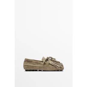 술과 태슬 가죽 모카신 BEIGE 1582750