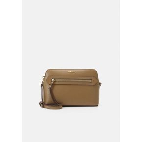 5225997 DKNY BRYANT - Across body bag shitake