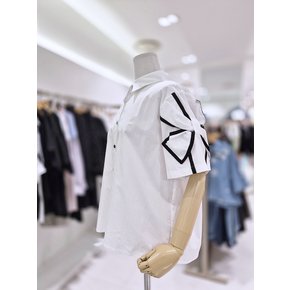 AK원주점 르니앤맥코이 리본소매 플라워단추 일자밑단 반팔셔츠 MN06BL019