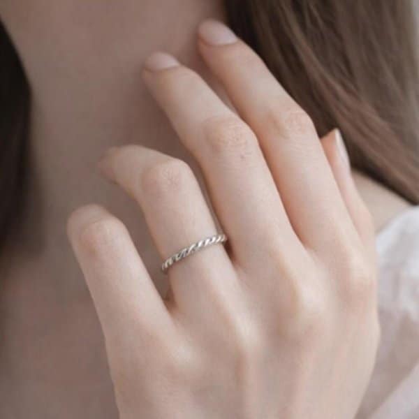 [옷자락] 여성 데일리룩 모던 트위스트 포인트 링