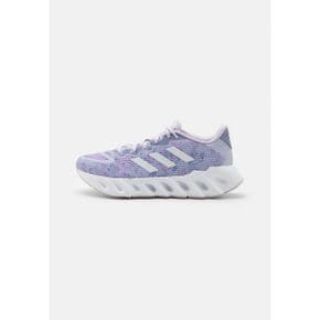 4039091 Adidas SWITCH RUN - Neutral running shoes silver dawn/footwear white/silver violet