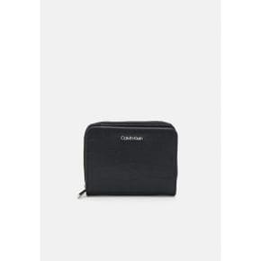 5068963 Calvin Klein MUST - Wallet black