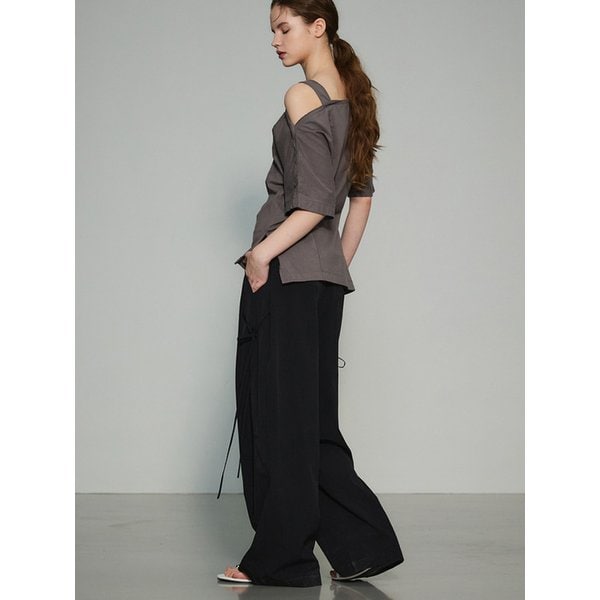 Outcut One-Shoulder Strap T-shirt_Chacoal