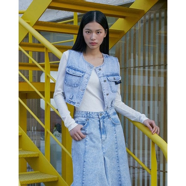 [시흥점] 여성 밑단 벨트고리 장식 포인트 크롭 데님 베스트  (ES1DV761)