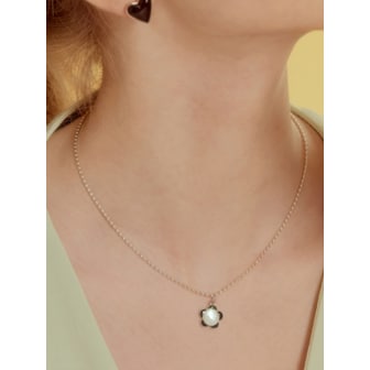 타티아나 (SILVER925) Mother of pearl Flower Egg Chain Necklace NZ2013