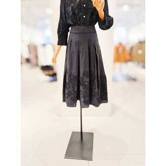 아이잗컬렉션 [파주점] [더아이잗컬렉션]코튼 플라워 텍스처 플레어 스커트 CS4B0SK132