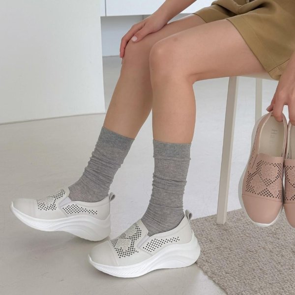 [옷자락] 여성 클래식 펀칭 푹신 키높이 가죽 단화 슬립온