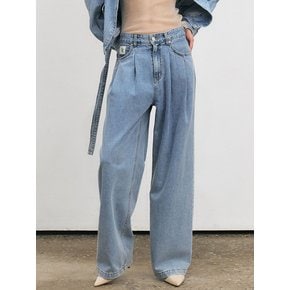 EMBROIDERED LOGO TWO-TUCK DENIM PANTS [LIGHT BLUE]