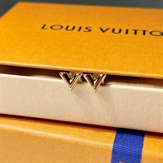 LOUIS VUITTON 에센셜 V 스터드형 귀걸이 M68153 M68153