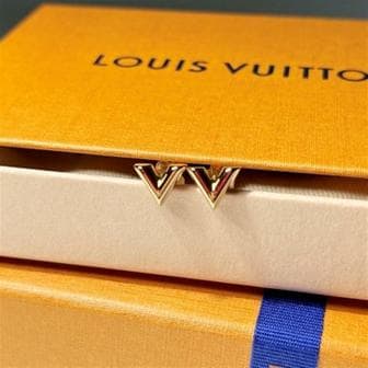 LOUIS VUITTON 에센셜 V 스터드형 귀걸이 M68153 M68153