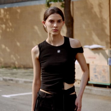 뮤제 BERLIN Cutout String Point Sleeveless Top_Black