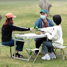 컴팩트 사이즈 실버화이트 테이블의자 미니멀 캠핑의자 침대의자 아웃도어 피크닉 BBQ 좌식