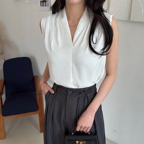 브이 셔링 슬리브리스 블라우스_M2505BL613B