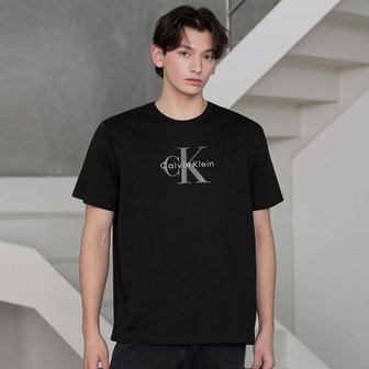 Calvin Klein Jeans 남성 레귤러핏 히어로 모노그램 로고 반팔 티셔츠(4RB862G)
