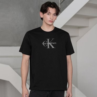 Calvin Klein Jeans 남성 레귤러핏 히어로 모노그램 로고 반팔 티셔츠(4RB862G)