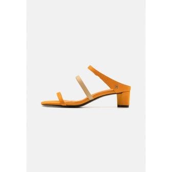 이스퀘어 4410033 Tommy Hilfiger STRAP MID HEEL - Heeled mules rich ochre