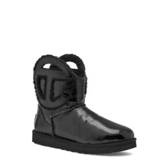 UGG 25 SS 어그 X 텔파 10mm 로고 러버솔 램 스킨 미니 크링클 에나멜 부츠