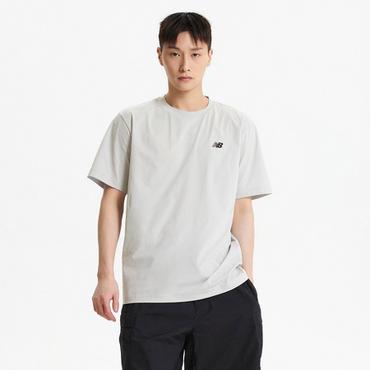 뉴발란스 남여공용 FROZEN 에센셜 스몰로고 반팔티 (STANDARD FIT) (NBNEF21503)