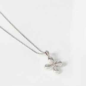 white sapphire flower pendant necklace