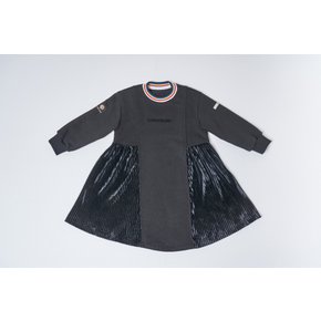 LOGO VELVET PLEATS DRESS [BLACK]