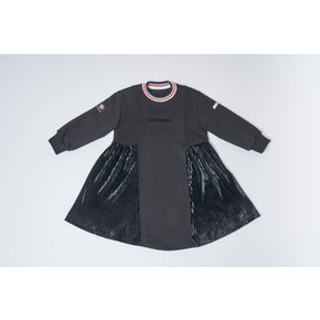 LOGO VELVET PLEATS DRESS [BLACK]