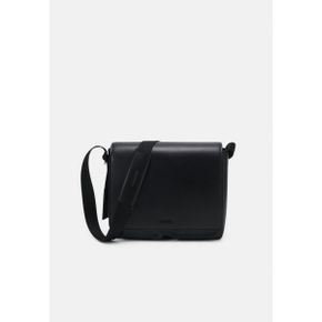 4012342 Calvin Klein MINIMAL FOCUS MESSENGER - Across body bag black