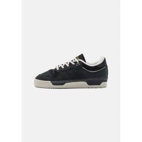 3700258 adidas RIVALRY 86 LOW 003 - Trainers core black/talc/pulse olive