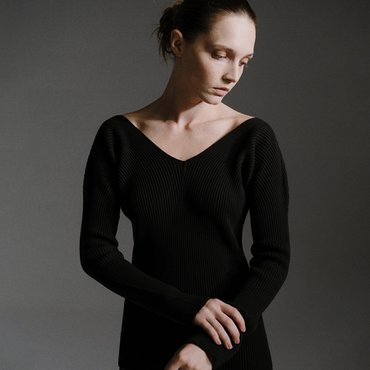 킨더살몬 Carnation Pullover Black