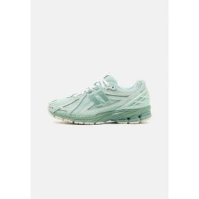 5154175 New Balance M1906 - Trainers green