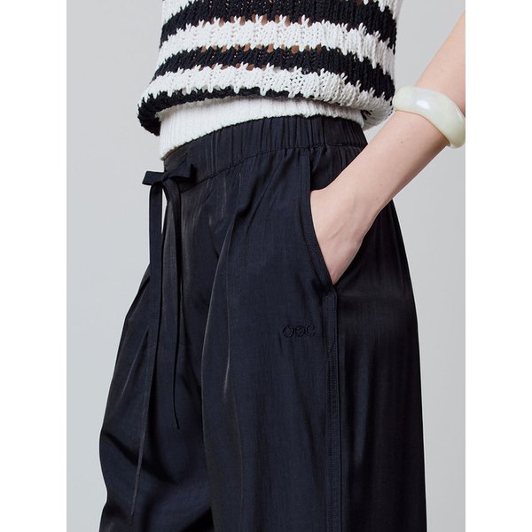 Banding shining two tuck pants - navy