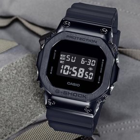 정품] G-SHOCK 오리진 스퀘어 GM-5600UB-1DR 메탈 베젤 올블랙 방수 전자 군인시계