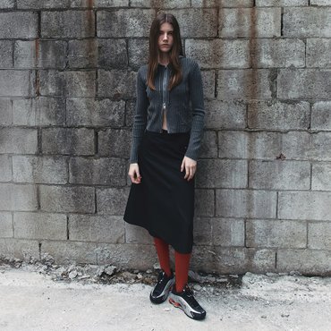 레이브 Buckle Asymmetric Midi Skirt in Black VW5SS462-10