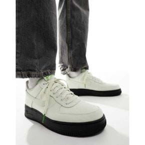 4542378 Nike Air Force 1 07 sneakers in off white and black