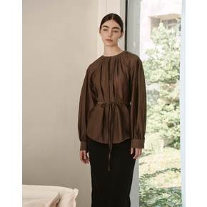 라운드넥 스트랩 블라우스 브라운 ROUND NECK STRAP BLOUSE SKIN BROWN