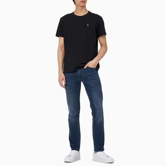 Calvin Klein Jeans 남성 레귤러핏 CK 로고 뱃지 반팔 티셔츠(J320988리뉴얼)