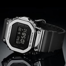 [지샥 정품] G-SHOCK 오리진 스퀘어 GM-5600-1DR 메탈 베젤 방수 전자 군인시계