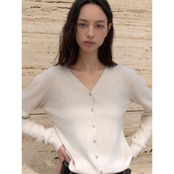 에센셜 브이넥 가디건 그레이시베이지 OU1807