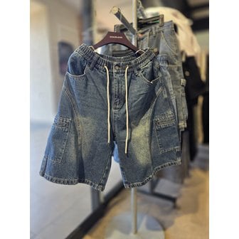더블제이디 [시흥점] 남여공용 데님 입술포켓 아치형 디테일 반바지(세미버뮤다) / JGZZ81522BL