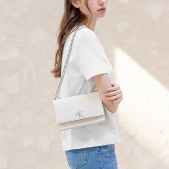Calvin Klein Jeans ACC 여성 CKJ 미니멀 모노그램 스몰 체인 플랩 크로스바디(DH2806-67U)