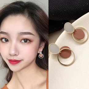 [옷자락] 여자 블링썸 데일리룩 데이트룩 모던 세련된 골드 포인트 귀걸이