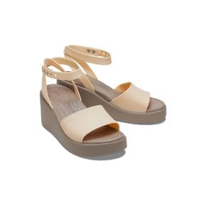 [WOMEN] 여성 BROOKLYN ANKLE STRAP WEDGE SHI (24SWSD209406)