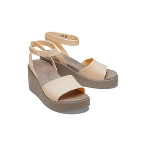 [WOMEN] 여성 BROOKLYN ANKLE STRAP WEDGE SHI (24SWSD209406)