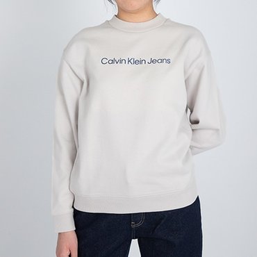 Calvin Klein 여성 맨투맨 인스티튜셔널 로고 보이프렌드핏 스웨트 티셔츠 그레이 화이트 J217.._P353554121